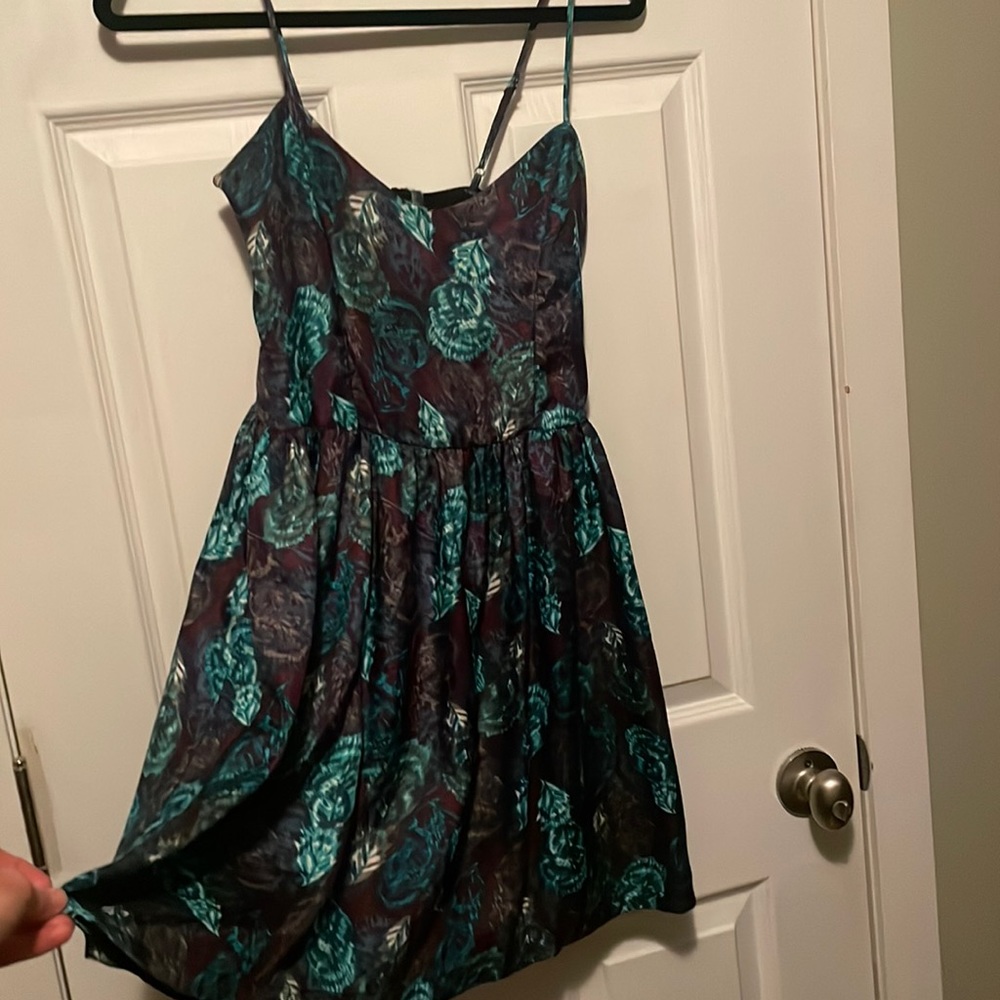 Beautiful peacock feather open-back mini-dress 👗